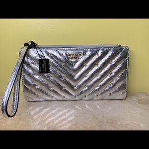 VICTORIA SECRETS/ wristlet
